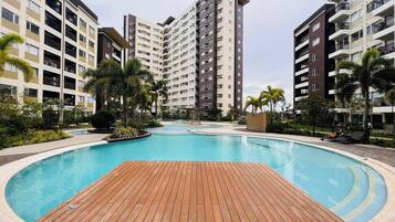 2 outdoor pools