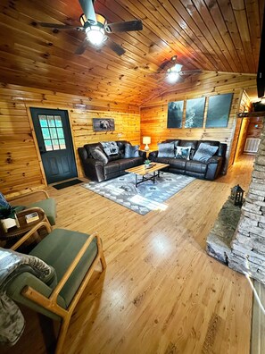 Smart-TV, Kamin, DVD-Player, Tischfußball