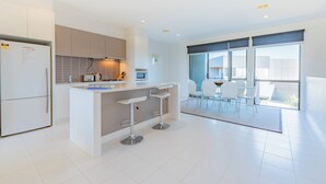 Leilighet – standard, balkong, hageutsikt | Oppholdsområde