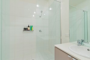 Condo Standard, balcon, vue sur le jardin | Salle de bain | Articles de toilette (gratuits), séchoir à cheveux, serviettes fournies