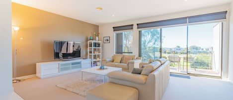 Standard Condo, Balcony, Garden View | Living area