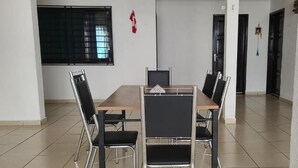 Un salón de conferencias con una mesa rectangular y seis sillas.