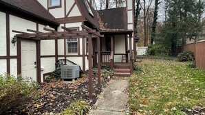 Ein traditionelles Haus im Tudor-Stil mit einem Kiesweg, der zum Eingang führt.