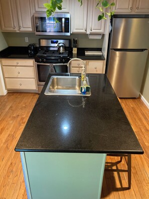 Kjøleskap, mikrobølgeovn, ovn og kokeplater