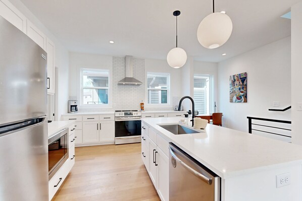 Frigorífico, microondas, horno y placa de cocina