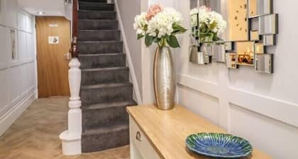 7-Bed Beachside Retreat - Free Parking & Pets!