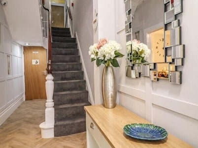 7-Bed Beachside Retreat - Sleeps 14 & Pet Friendly