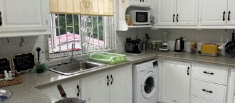 2 Bed House Sleeps 4 - A/C and Sea Views