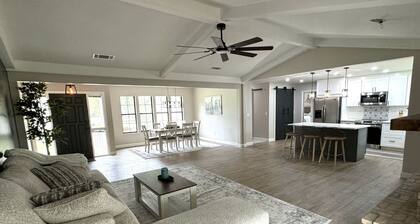 Newly remodeled 3 BR house, 5 min from WEC and by golf course. Dogs allowed