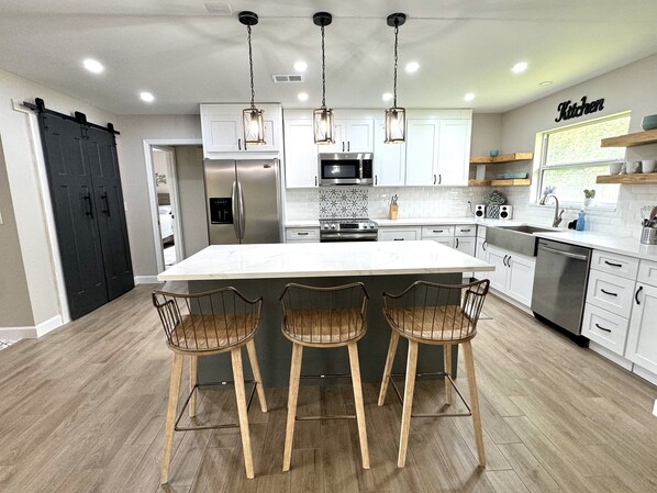 Micro-ondes, four, plaque de cuisson, lave-vaisselle