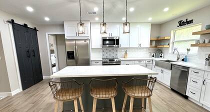 Newly remodeled 3 BR house, 5 min from WEC and by golf course. Dogs allowed