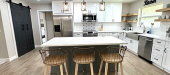 Newly remodeled 3 BR house, 5 min from WEC and by golf course. Dogs allowed