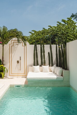 Een buitenzwembad, parasols voor strand/zwembad