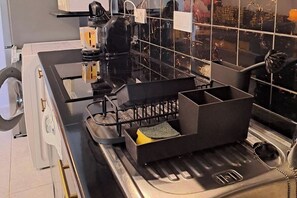 Frigorifero, microonde, forno, piano cottura