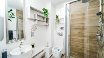 Dusche, Haartrockner, Handtücher, Seife