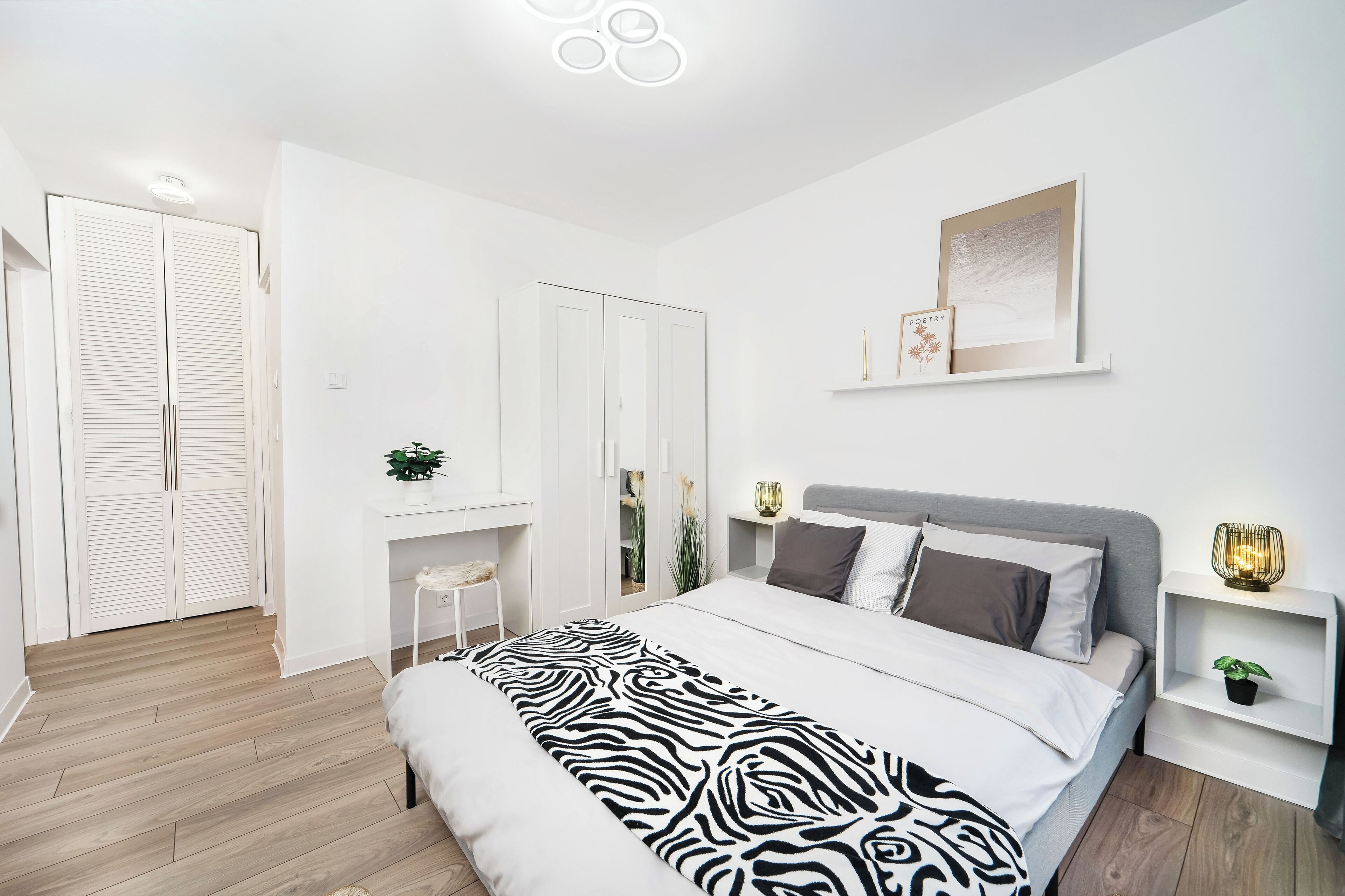 2 habitaciones, caja de seguridad en la habitación y escritorio 