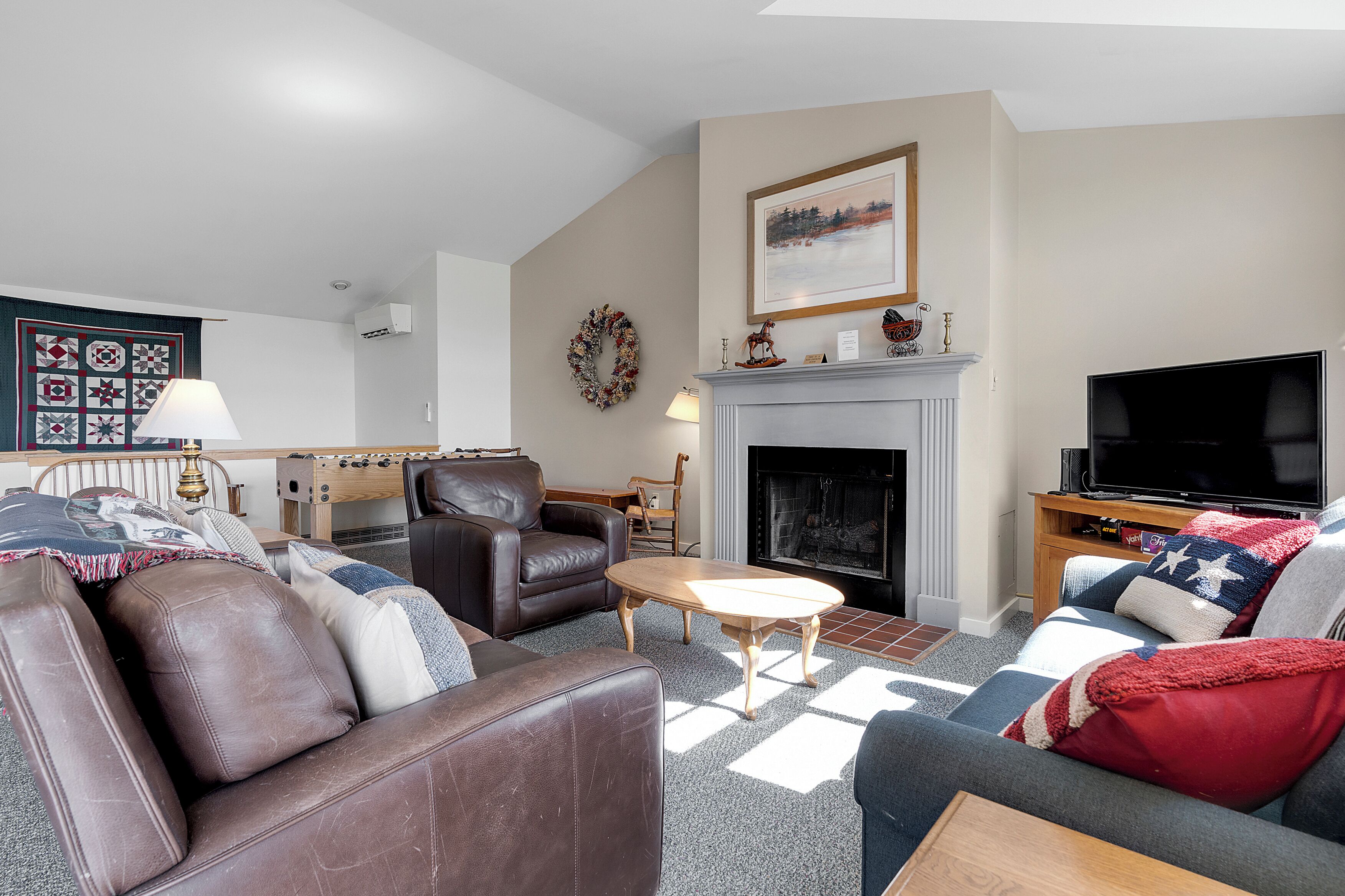 Een televisie en een open haard