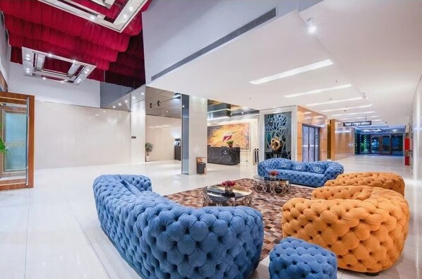 Quarto conforto, vista para a cidade | Área de estar | Brinquedos, impressoras