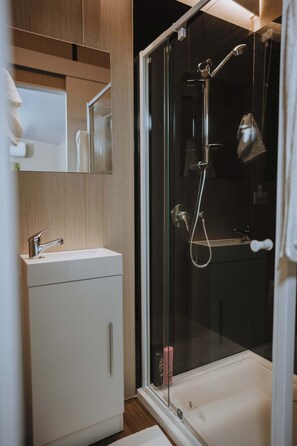 Shower, hair dryer, towels - River Haven Tiny House by Tiny Away (Noojee)