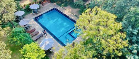 حمّام سباحة خارجي