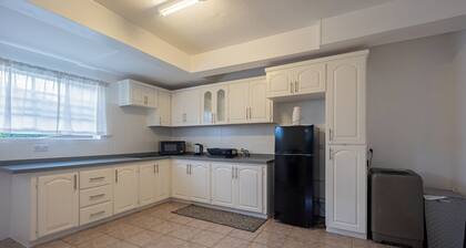Spacious 2-bedroom apartment in Saint George's with WiFi