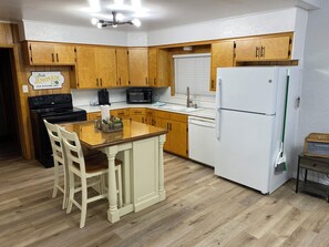 Fridge, microwave, oven, stovetop - 2-Bed, 1-Bath Quiet Home near MTB trails, city parks, ATV Trails, National Parks (Richfield)