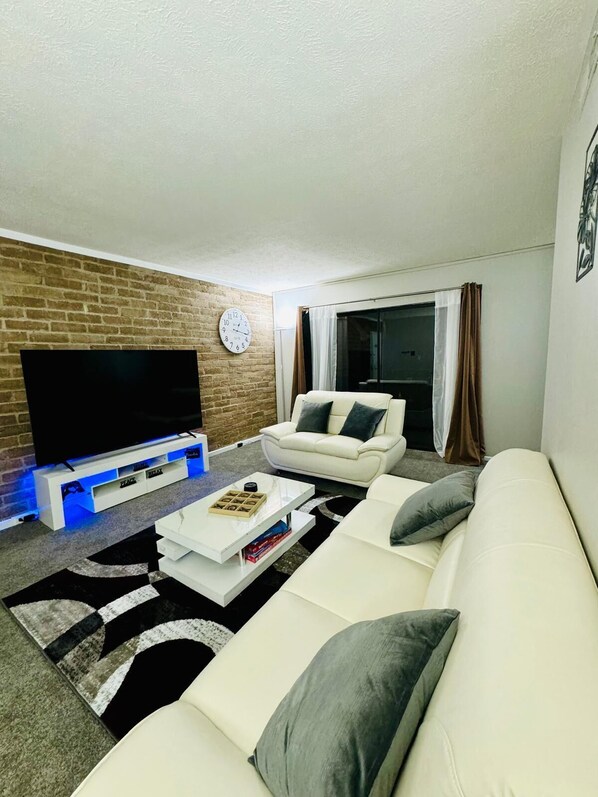 Smart TV - Cozy apartment in superb Monroeville with fitness room, WiFi, AC (Monroeville)