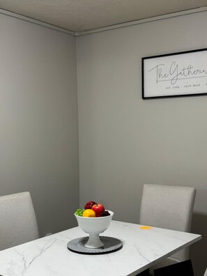 Dining - Cozy apartment in superb Monroeville with fitness room, WiFi, AC (Monroeville)