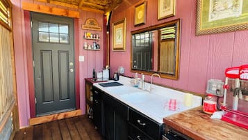 Frigorífico, placa de cocina, cafetera o tetera y tostadora