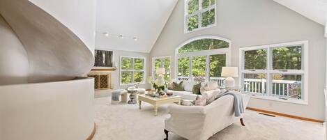 Smart-TV, Kamin, Tischtennisplatte, Bücher