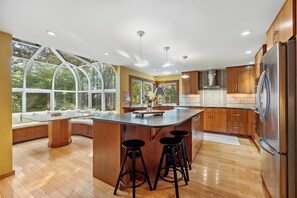 Kylskåp, mikrovågsugn, ugn och spishäll