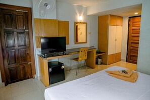 Deluxe Room | Minibar, desk, blackout drapes, free WiFi