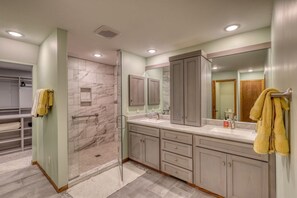 Shower, hair dryer, towels - Top of the Hills Lodge (Lead)