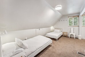 3 soverom, skrivebord, strykejern/-brett og reiseseng for barn