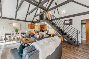 Una televisión, una chimenea, libros, una oficina