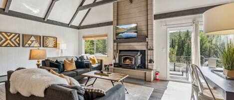 Televisión, chimenea, libros, oficina