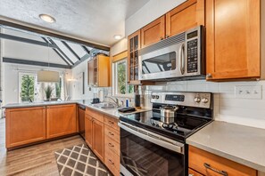 Frigorífico, microondas, horno y placa de cocina