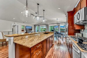 Kylskåp, mikrovågsugn, ugn och spishäll