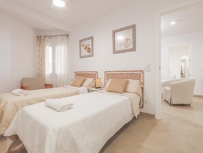 2 slaapkamers, een strijkplank/strijkijzer, internet, beddengoed
