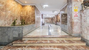 A marble-floored corridor with a staircase leading to a higher level. - 2 bed Apt, 2 Bath 4px seaside (Cádiz)