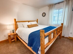 6 bedrooms, desk, iron/ironing board, travel cot