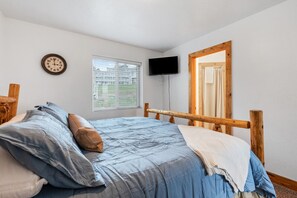 6 Schlafzimmer, Schreibtisch, Bügeleisen/Bügelbrett, Reisekinderbett