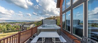 Blackberry Manor | Sleeps 26, Hot Tub, Volleyball, Arcades, Pets Ok!