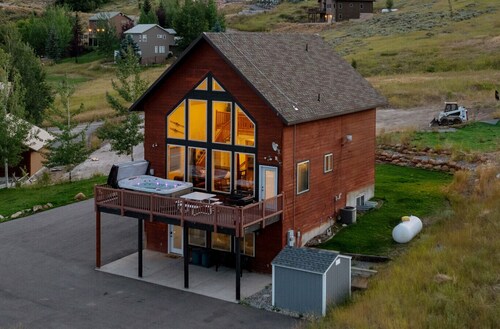 Blackberry Manor | Sleeps 26, Hot Tub, Volleyball, Arcades, Pets Ok!