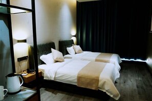 A hotel room with two beds, a nightstand with a lamp, a coffee maker, and a curtain. - Wuxi Fengshe Boutique Hotel (Jiangnan University Taihu Scenery Belt Store) (Wuxi)