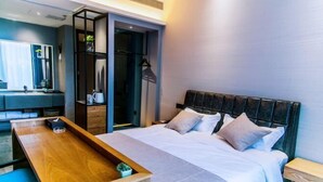 A modern bedroom with a bed, bedside tables, a wooden bench, and a built-in wardrobe. - Wuxi Fengshe Boutique Hotel (Jiangnan University Taihu Scenery Belt Store) (Wuxi)