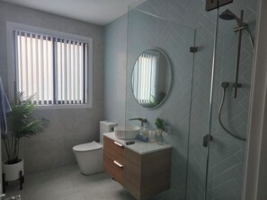 Een douche, handdoeken, zeep, shampoo