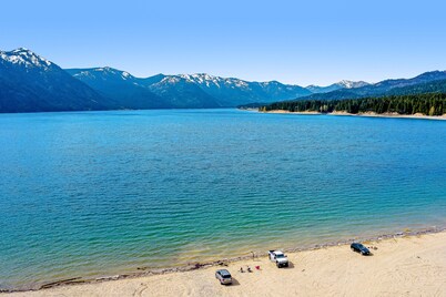 Family-friendly home with firepit, game room, gas grill and private hot tub