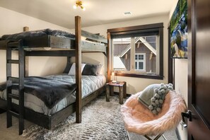 3 bedrooms, Internet, bed sheets - Family-friendly home with firepit, game room, gas grill and private hot tub (Cle Elum)