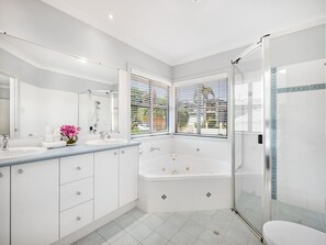 Hair dryer, towels, soap, shampoo - Bauhaus Design 5 Bedrooms Home at Carindale (Carindale)